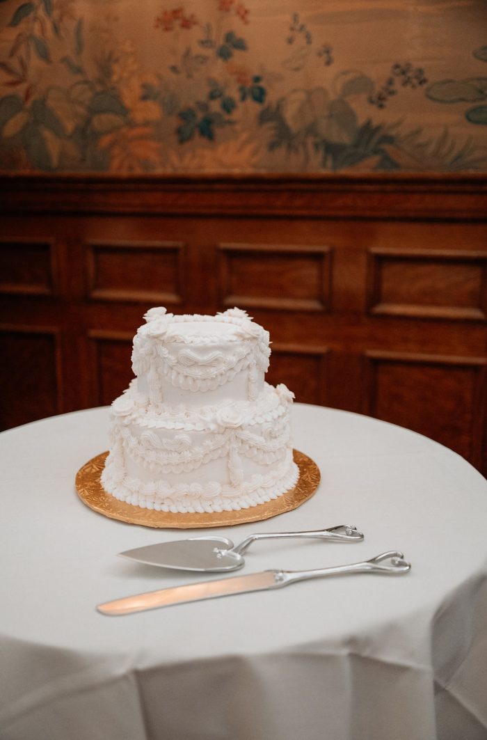 vintage-inspired wedding cake