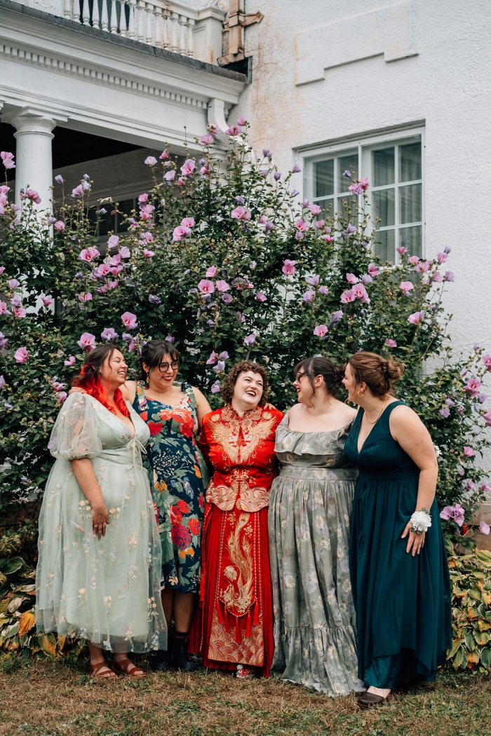 bride in traditional chinese clothing with her best friends